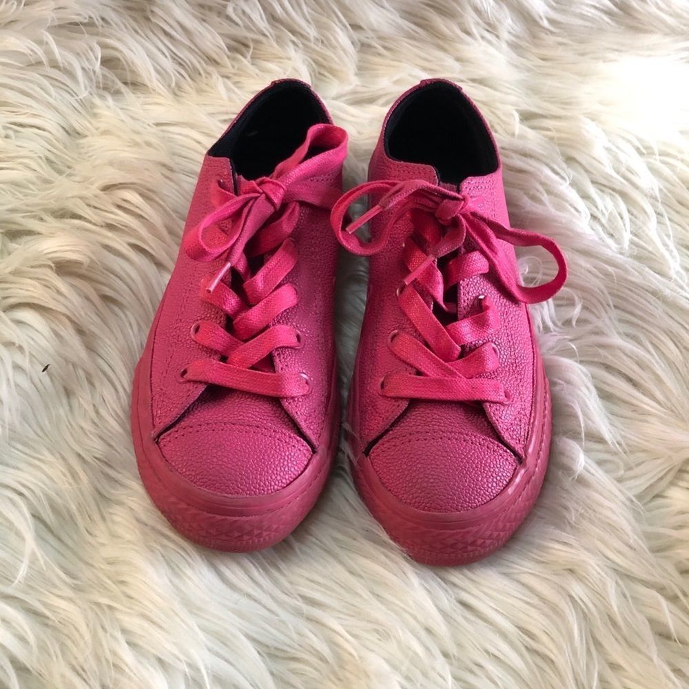 Converse girls pink leather low top sneaker sz 1